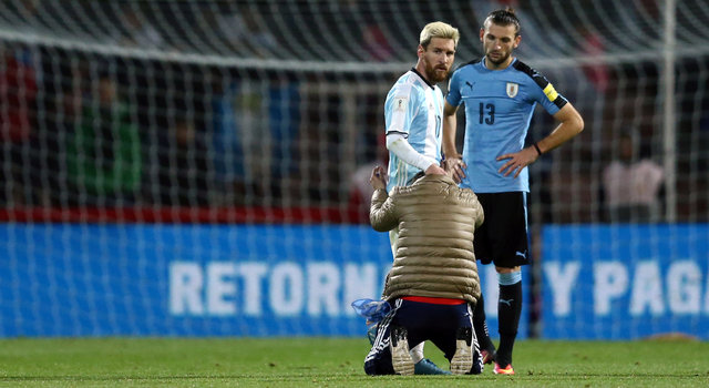 Messi lại bị fan "cuồng" vái lạy giữa sân