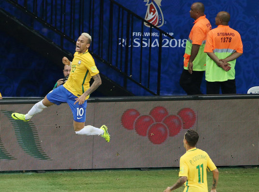 Neymar giúp Brazil chiếm ngôi nhì của Argentina