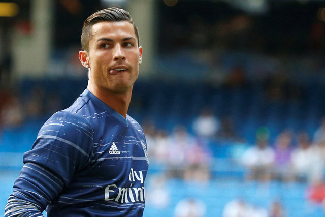 Ronaldo khiến Xavi ê mặt