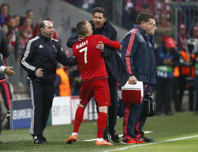 HLV Simeone bóp cổ Ribery, tát trọng tài bàn