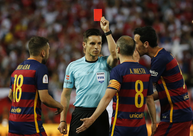 Mascherano bị đuổi, Barca thắng nghẹt thở Sevilla