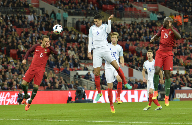 Smalling ghi bàn, Anh thắng nhọc Bồ Đào Nha