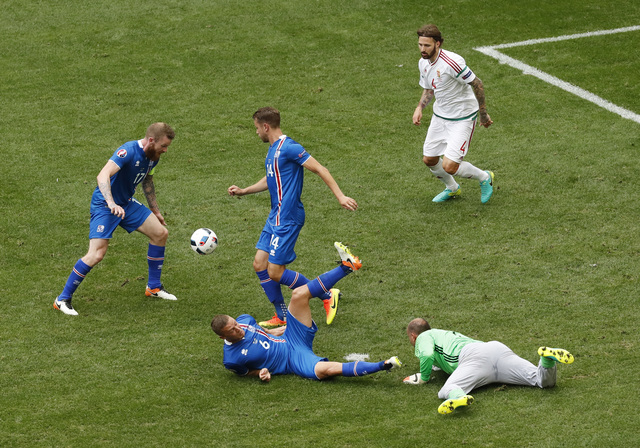 Xem thủ môn Hungary "vồ ếch", hậu vệ Iceland đốt lưới nhà