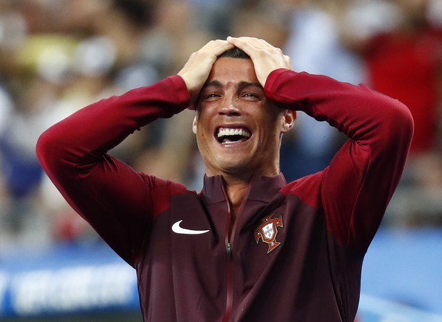 Chùm ảnh Ronaldo 2 lần bật khóc trong trận chung kết