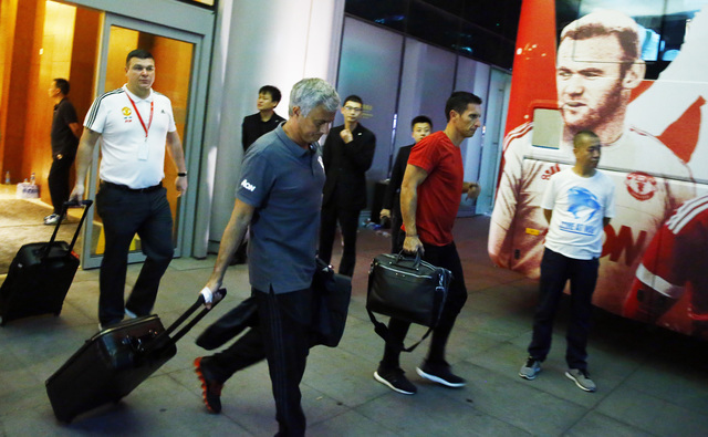 Thầy trò Mourinho lặng lẽ rời Trung Quốc