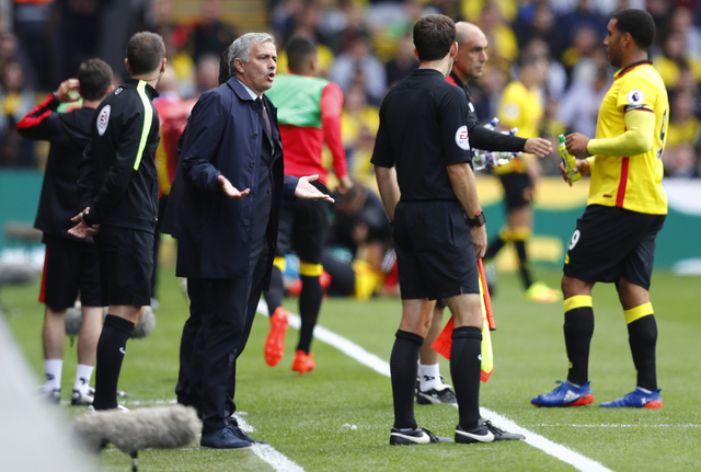 Mourinho gay gắt với trọng tài sau trận thua Watford