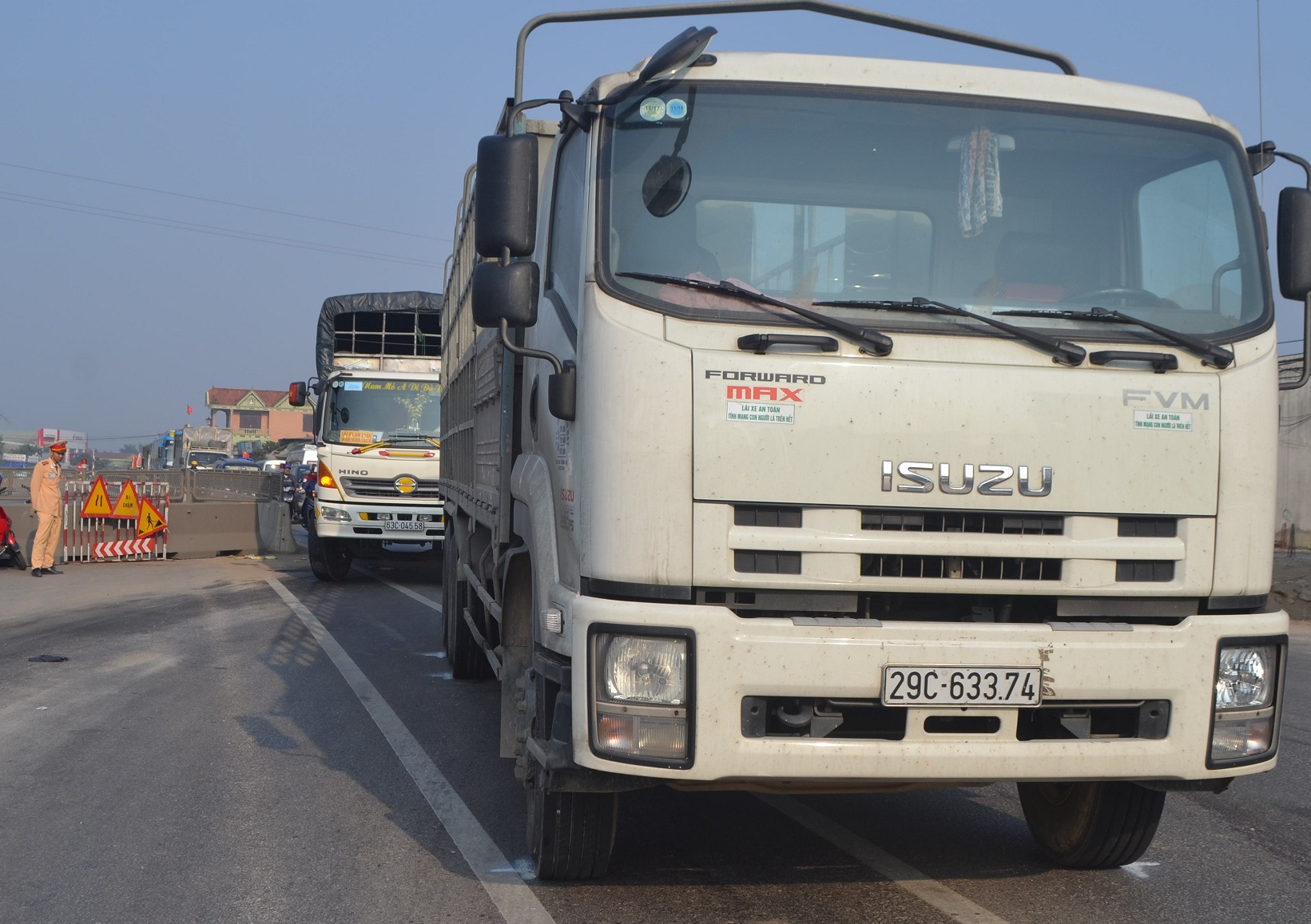 Xe tải bất ngờ tông người phụ nữ đi xe máy từ phía sau