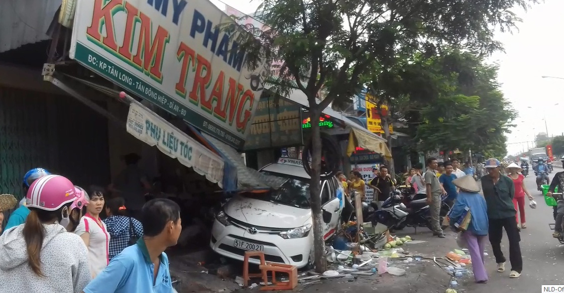 Taxi lao vào quán ăn, 7 người nhập viện