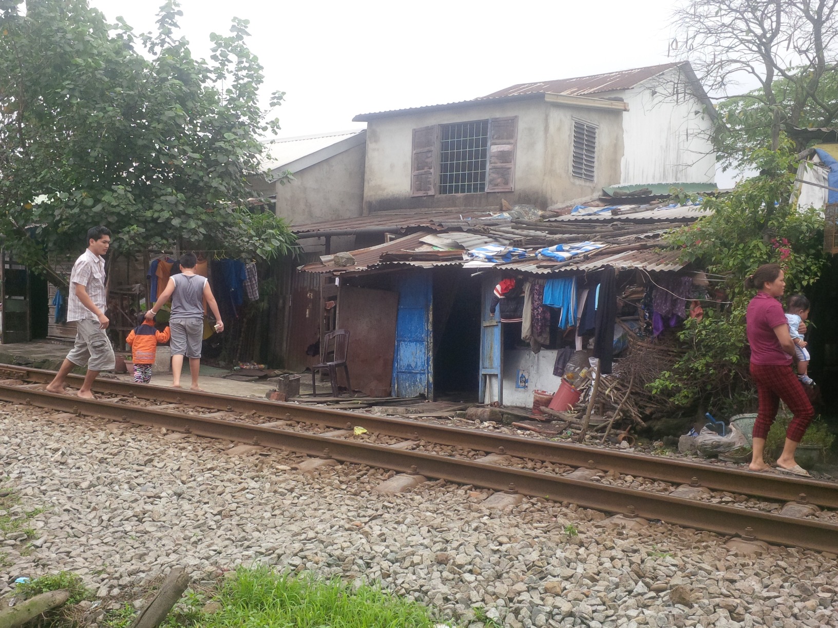 Bị tàu hỏa kéo lê 20m, cụ bà tử vong