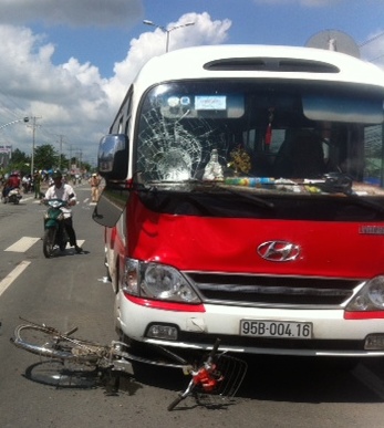 Bị xe khách kéo lê trên 30m, 2 mẹ con nguy kịch
