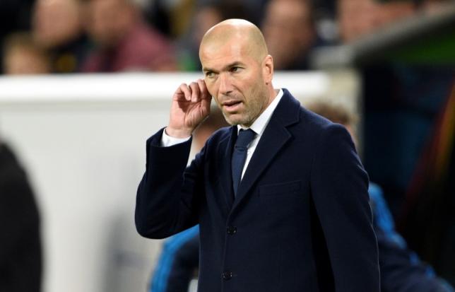 Benzema hỏng ăn, Zidane tiếc…rách quần
