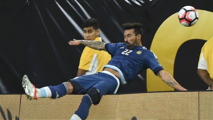 Cứu bóng, Lavezzi té gãy tay