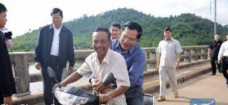 Thủ tướng Hun Sen bị phạt vì không đội mũ bảo hiểm
