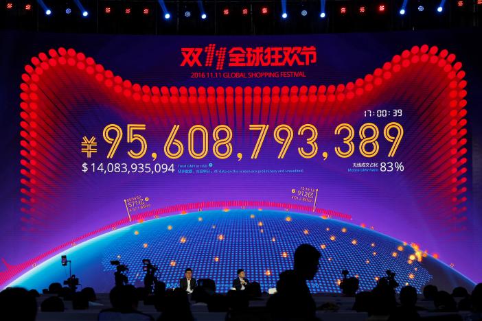 Bảng điện tử theo dõi doanh thu bán hàng của Alibaba hôm 11-11. Ảnh: Reuters