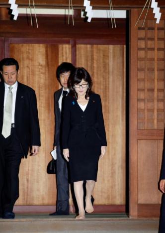 Bà Tomomi Inada viếng thăm đền Yasukuni sáng 29-12. Ảnh: Reuters