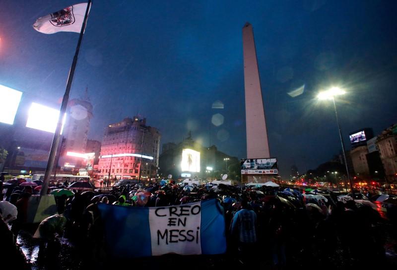 Dân Argentina đội mưa kêu gọi Messi quay lại tuyển