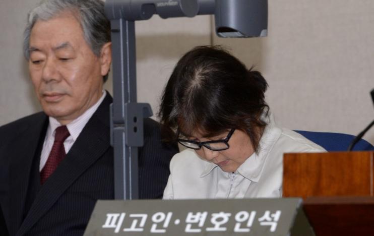 Bà Choi Soon-sil tại phiên xét xử đầu tiên. Ảnh: Reuters