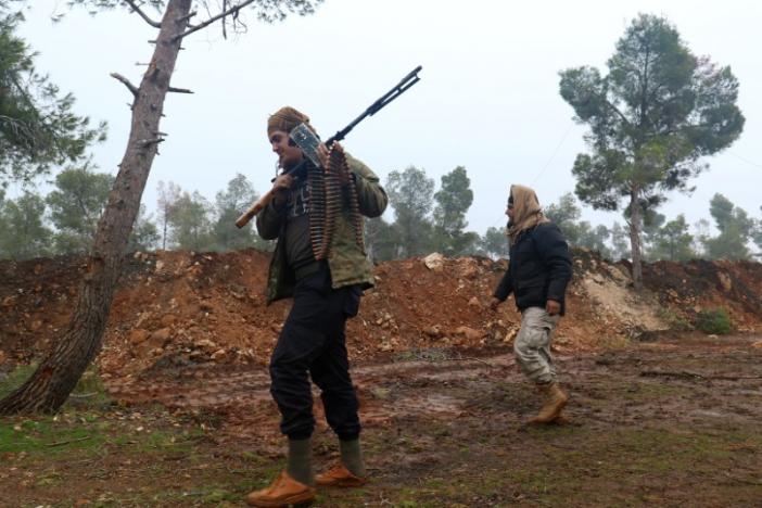 Các tay súng của phiến quân tuần tra trong khu vực khu vực Rashideen, tỉnh Aleppo, Syria hôm 30-12. Ảnh: Reuters