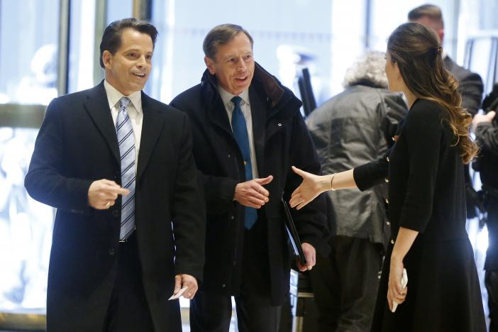 
Cựu Gi&aacute;m đốc Cơ quan T&igrave;nh b&aacute;o Trung ương Mỹ David Petraeus (giữa). Ảnh: Reuters
