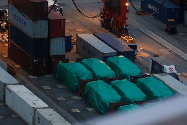 
9 xe bọc th&eacute;p của Singapore bị thu giữ tại Hồng K&ocirc;ng. Ảnh: Reuters
