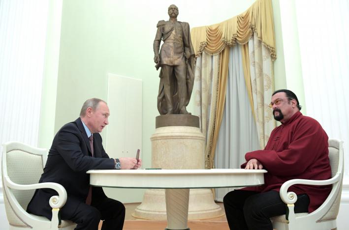 Ông Putin trao hộ chiếu cho tài tử Mỹ