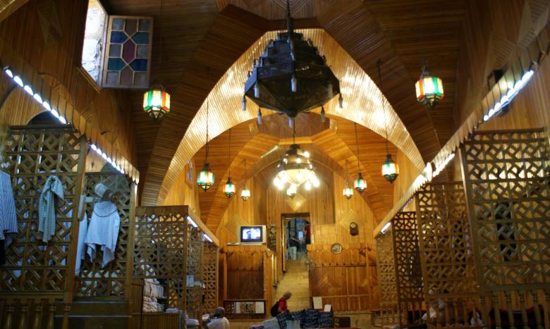 Bên trong nhà tắm hơi công cộng lớn nhất và lâu đời nhất Hamam El Nahasin, Aleppo ngày 6-10-2010. Ảnh: Reuters