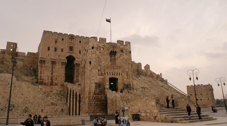 Người dân bên ngoài thành lũy lịch sử của Aleppo ngày 11-12-2009. Ảnh: Reuters
