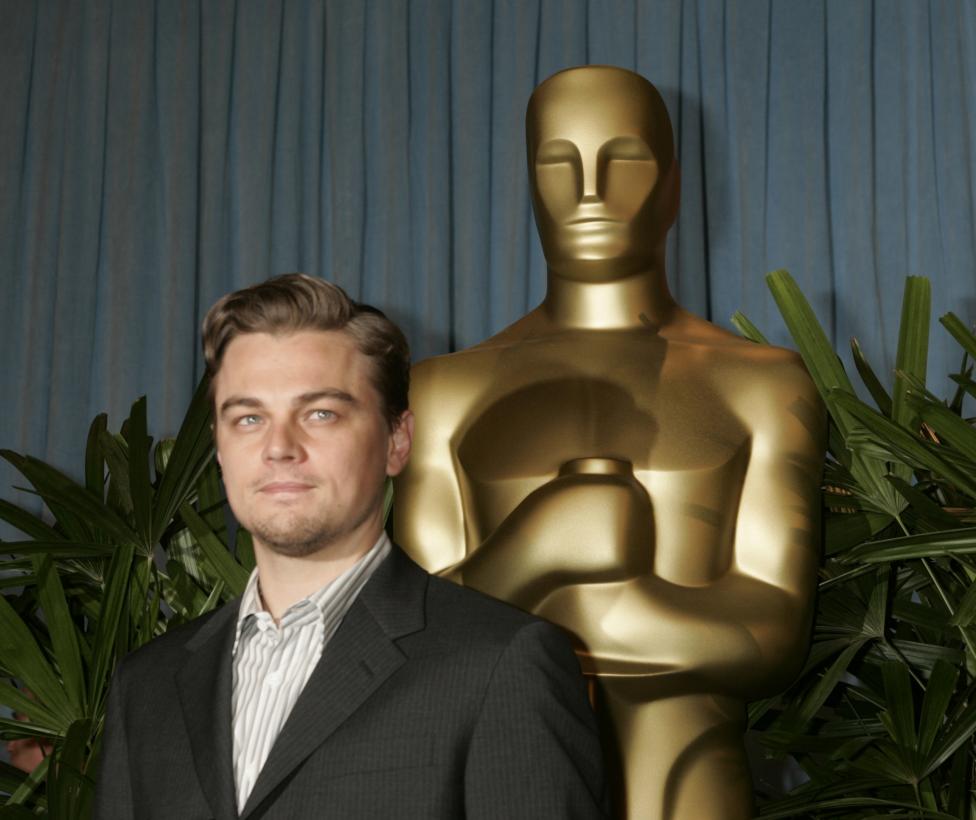 Leonardo DiCaprio “lướt” qua tượng Oscar như thế nào?