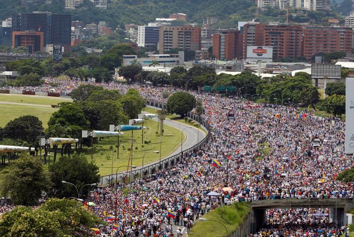 
H&agrave;ng trăm ng&agrave;n người tuần h&agrave;nh ở Venezuela. Ảnh:Reuters
