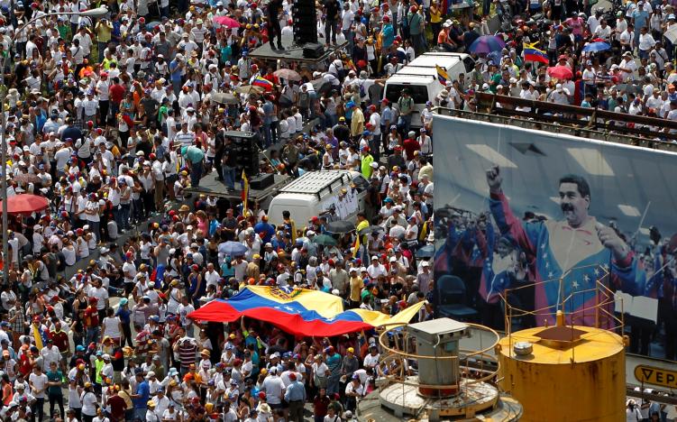 
Những người biểu t&igrave;nh phản đối ch&iacute;nh quyền &ocirc;ng Maduro. Ảnh: Reuters

