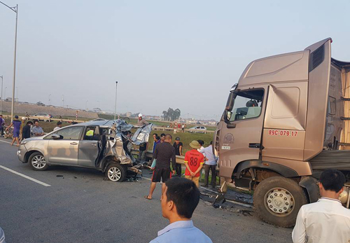 
T&agrave;i xế xe Toyota Innova đ&atilde; điều khiển xe đi l&ugrave;i tr&ecirc;n cao tốc, dẫn tới vụ tai nạn thảm khốc với xe container khiến 1o người thương vong - Ảnh: Otofun
