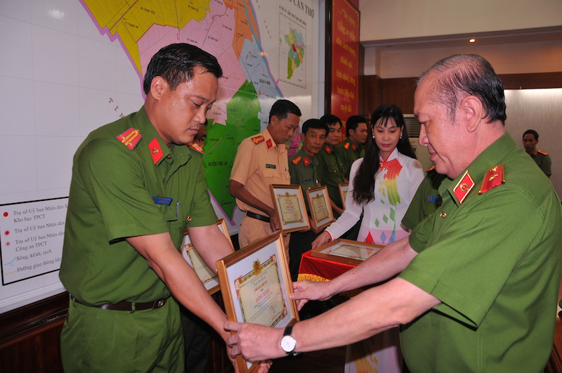 Bộ Công an tặng bằng khen vụ phá chuyên án trộm tiệm vàng ở miền Tây