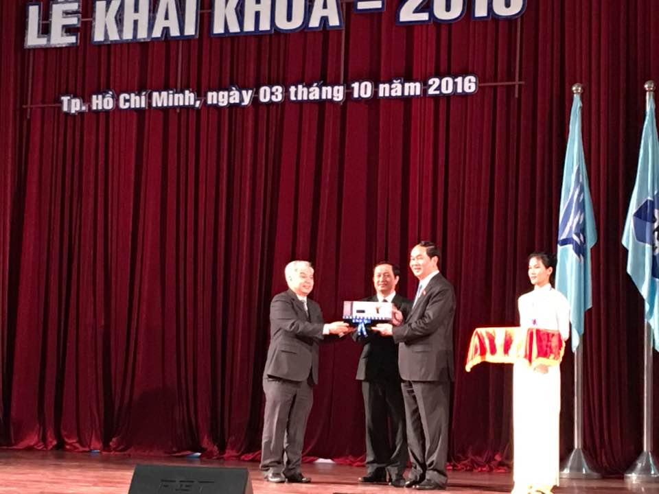 Lãnh đạo ĐHQG TP HCM tặng quà cho Chủ tịch nước