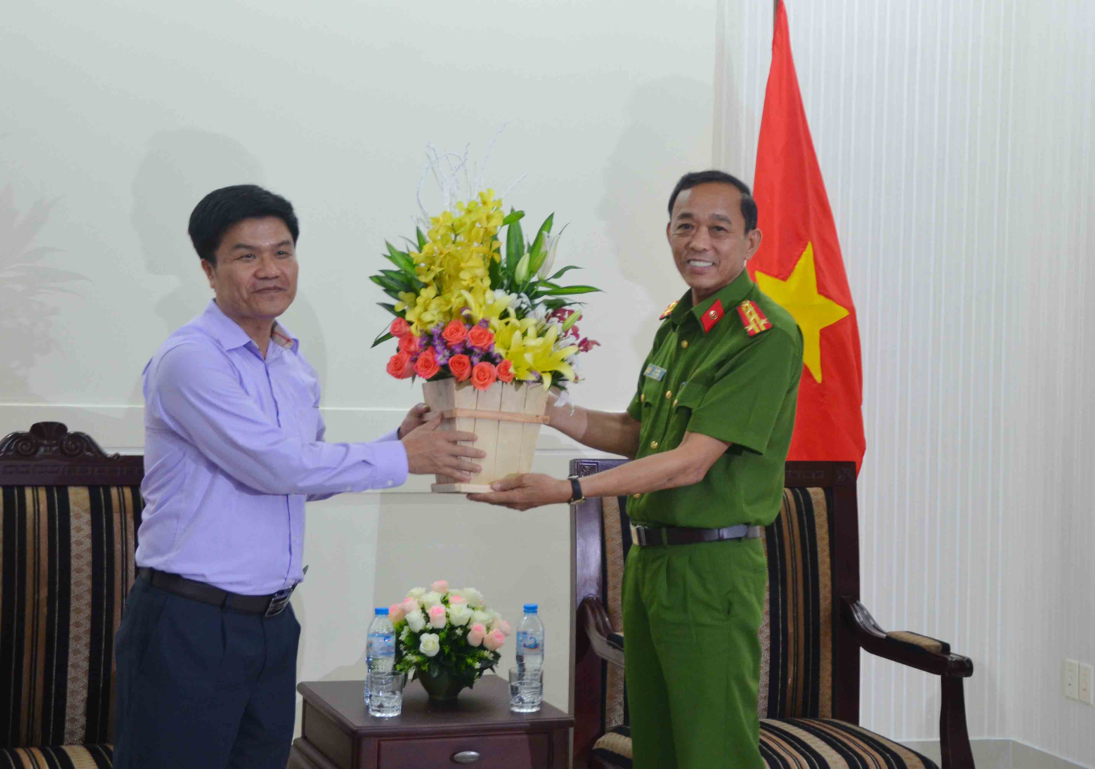 
&Ocirc;ng Ng&ocirc; Quang Vinh, Gi&aacute;m đốc Sở Du lịch TP Đ&agrave; Nẵng tặng hoa cảm ơn lực lượng c&ocirc;ng an TP Đ&agrave; Nẵng đ&atilde; ph&aacute; nhanh vụ &aacute;n trộm đồ trong kh&aacute;ch sạn
