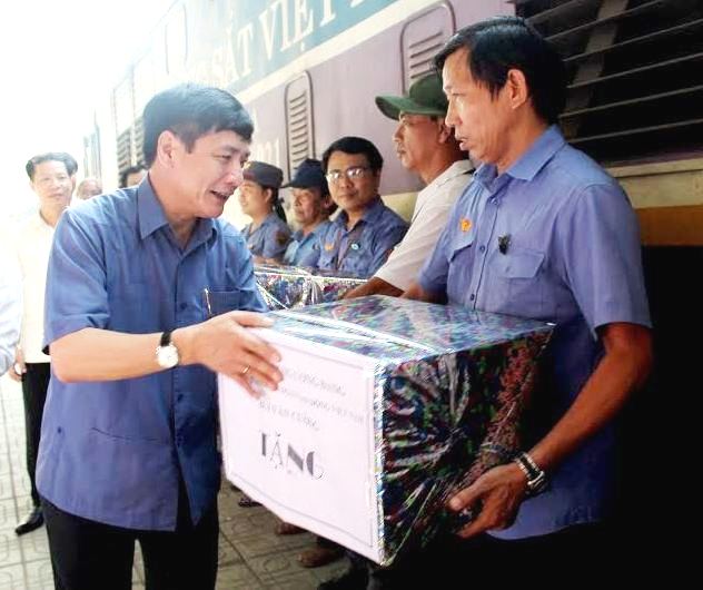 Chủ tịch Tổng LĐLĐ VN Bùi Văn Cường thăm công nhân ở cầu Ghềnh