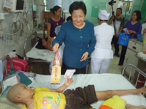B&agrave; Ba Hu&acirc;n tặng qu&agrave; cho bệnh nh&acirc;n c&oacute; ho&agrave;n cảnh kh&oacute; khăn
