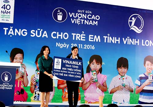 Vinamilk tặng gần 130.000 ly sữa cho trẻ em Vĩnh Long