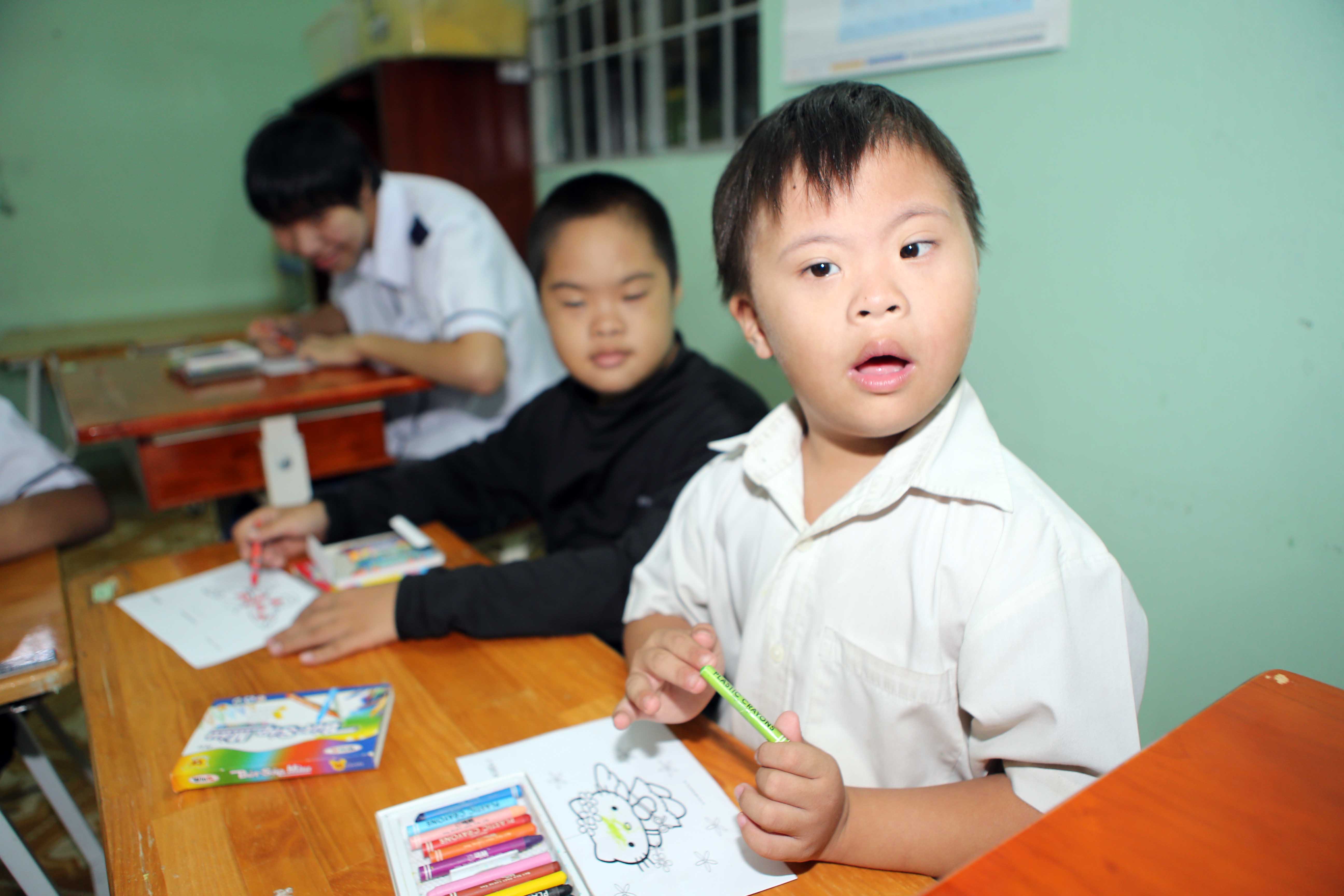 
C&aacute;c bạn thiểu năng học t&ocirc; m&agrave;u để khai th&ocirc;ng tr&iacute; tuệ đ&atilde; bị khiếm khuyết
