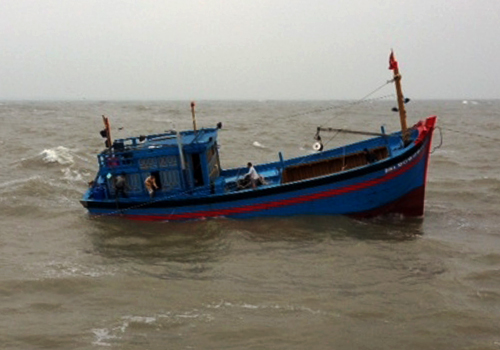 14 ngư dân thoát nạn sau 2 ngày tàu cá gãy tay lái