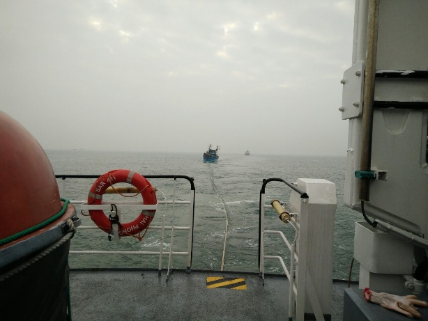 Tàu SAR 411 đang lai kéo tàu NA 90144