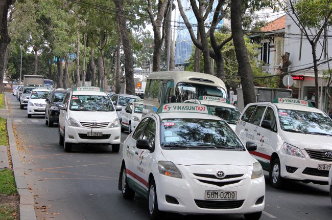 Đề xuất thí điểm 100 xe taxi chạy bằng điện tại TPHCM