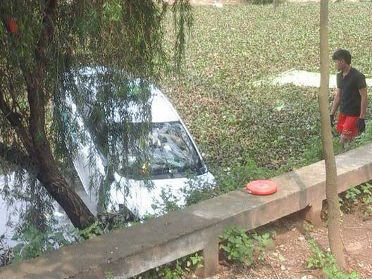 4 người tử vong trong xe taxi nổi trên hồ