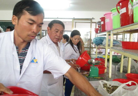 4 cha con học chung lớp Y học cổ truyền