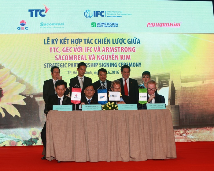 Hợp tác với nước ngoài phát triển năng lượng sạch