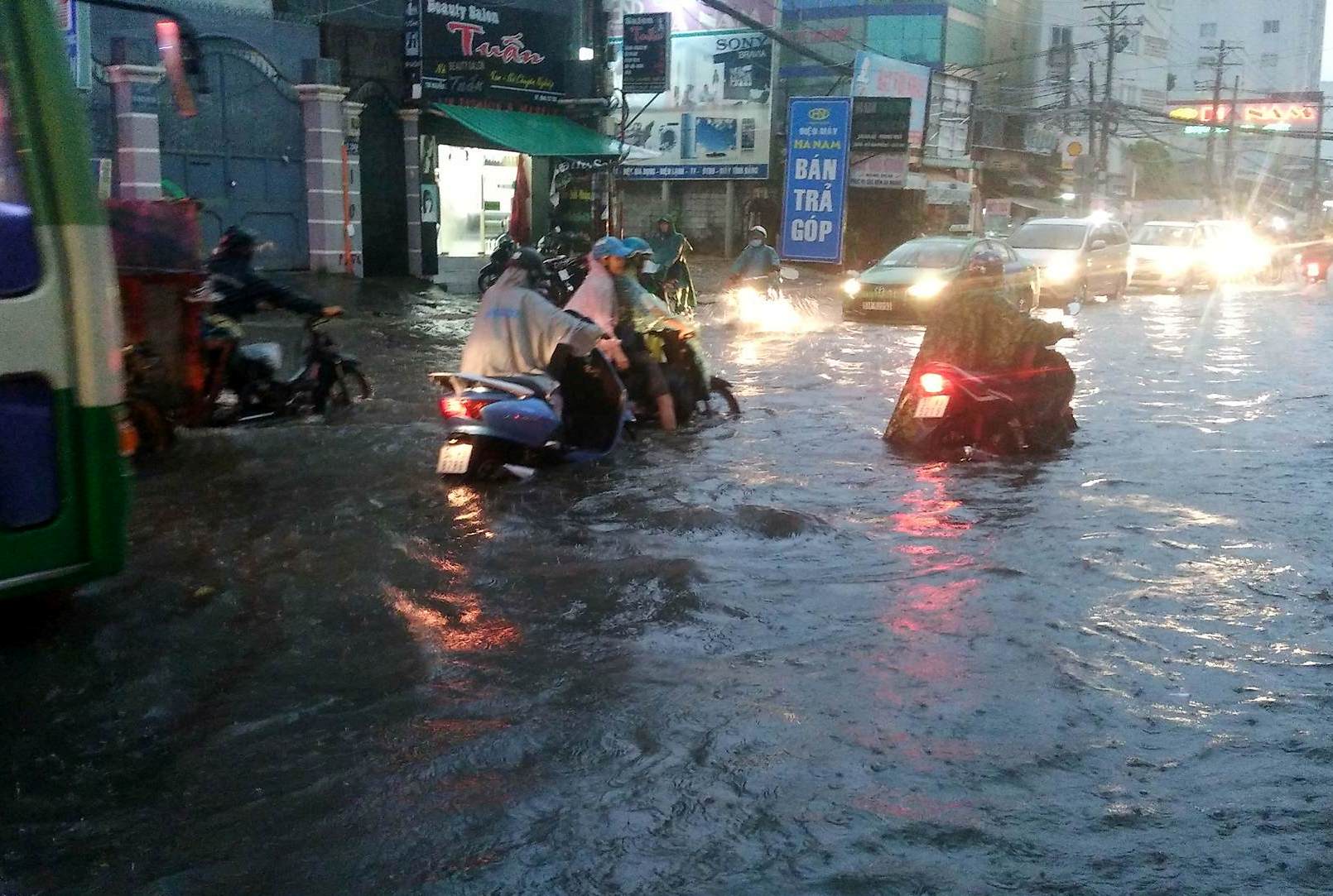 
H&agrave;ng loạt phương tiện chết m&aacute;y dắt bộ

