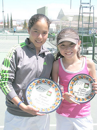 Fernanda (phải) tại một giải đấu trẻ ITF hồi th&aacute;ng 8