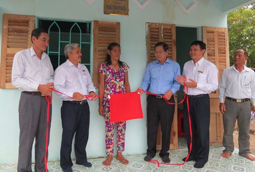 
Đại diện Tổng C&ocirc;ng ty Điện lực miền Nam v&agrave; ch&iacute;nh quyền địa phương trao nh&agrave; t&igrave;nh nghĩa cho b&agrave; Thạch Thị Sanh

