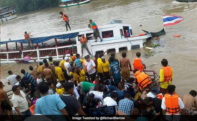 Tàu chở khách Thái Lan bị lật trên sông Chao Phraya. Ảnh: NDTV