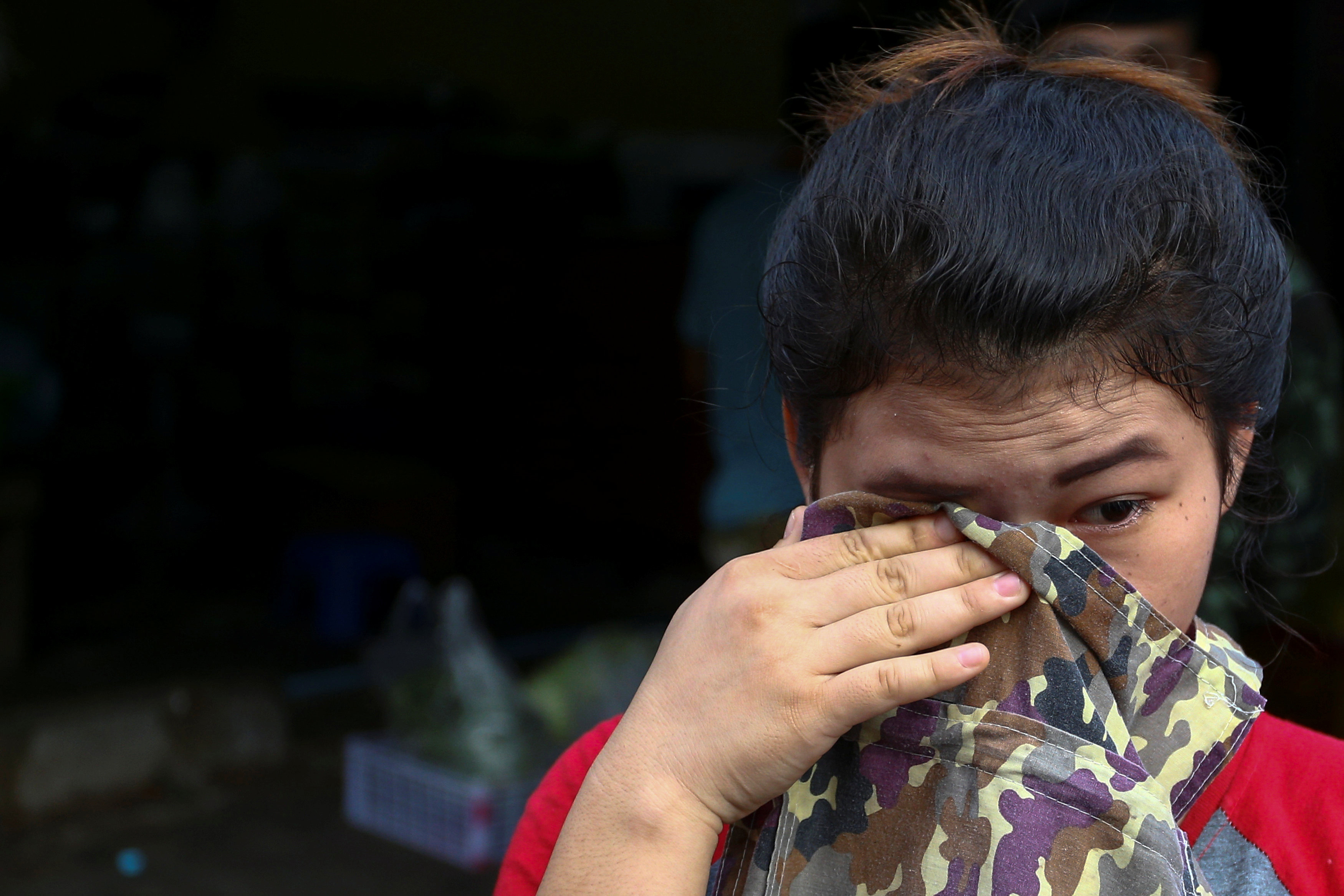 Một lao động nhập cư khóc trong cuộc bố ráp ở khu chợ Thái Lan hôm 27-9. Ảnh: Reuters