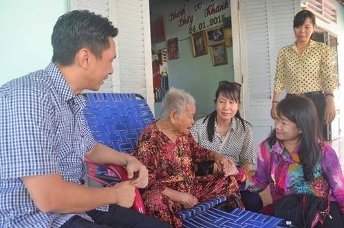 Chúc Tết mẹ Việt Nam anh hùng